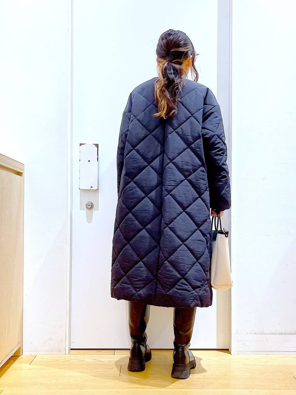 ブラック系のブーツ、ベージュ系のTシャツ/カットソー、ブラック系のその他パンツを着用したレディースの冬コーディネートの5枚目の写真