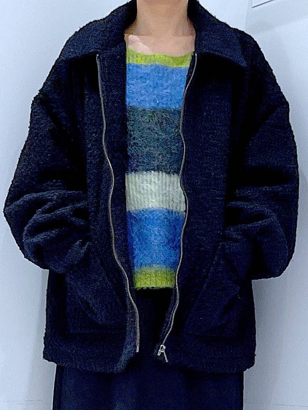 ブラック系のスカート、ブラック系のブルゾン、ブラック系のブーツを着用したレディースの冬コーディネートの7枚目の写真