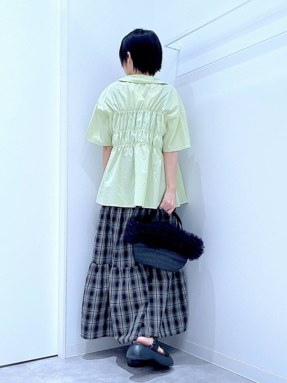 「リラックス、若見え、ゆったり、休日コーデ、骨格ウェーブ、LAKOLE、シャツ、ワンピース、カジュアル、チェック、カジュアルコーデ、夏コーデ、楽ちんコーデ、体型カバー、ショルダーバッグ」｜「LAKOLEの2WAYペーパーチュールコンビショルダーバッグ / 286384（ショルダーバッグ、ブラック系）」を使った、あおき@LAKOLE海老名さん（レディース・156cm）の夏コーディネートの5枚目の写真