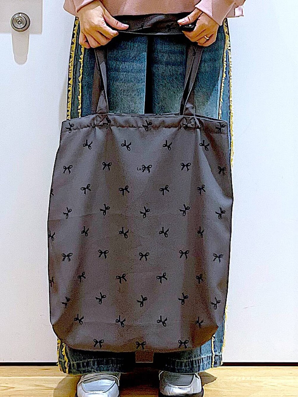 シルバー系のローファー、ブルー系のデニムパンツ、その他のトートバッグを着用したレディースの春コーディネートの9枚目の写真