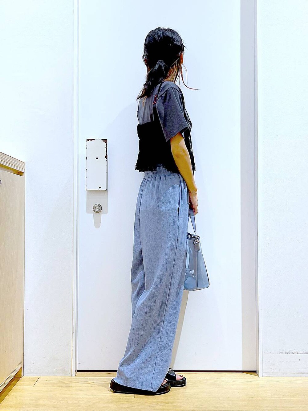 ブラック系のサンダル、ブラック系のキャミソール、ブルー系のその他パンツを着用したレディースの夏コーディネートの4枚目の写真