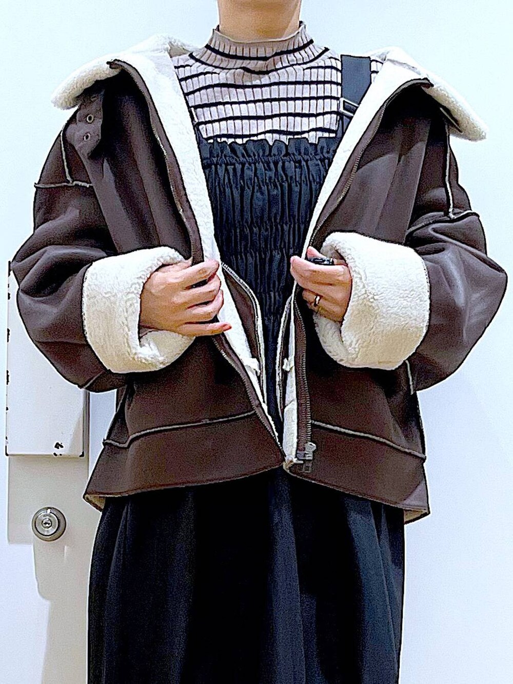 「リラックス、若見え、ゆったり、休日コーデ、骨格ウェーブ、LAKOLE、ムートンコート、ブルゾン、アウター、ワンピース、ニット、冬コーデ、旅行、おでかけ、ショルダーバッグ」｜「LAKOLEの12ゲージリブモックネックプルオーバー / 116703（ニット/セーター、その他）」を使った、あおき@LAKOLE海老名さん（レディース・156cm）の冬コーディネートの7枚目の写真