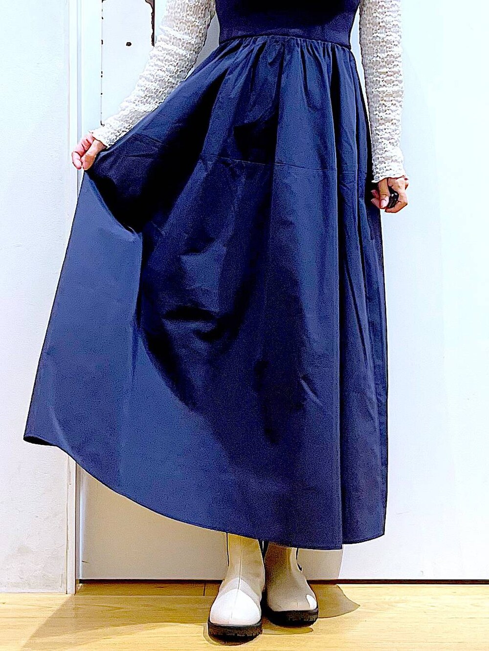 ホワイト系のTシャツ/カットソー、グリーン系のショルダーバッグ、ベージュ系のブーツを着用したレディースの春コーディネートの8枚目の写真