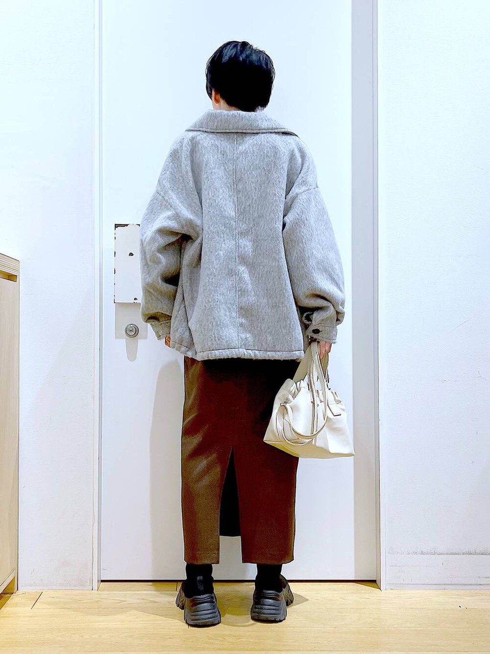 「リラックス、若見え、ゆったり、休日コーデ、骨格ウェーブ、LAKOLE、ブルゾン、カジュアルコーデ、冬コーデ、セールコーデ、冬アウター、ブーツ、ショルダーバッグ、楽ちんコーデ」｜「LAKOLEのシャギージップブルゾン / 128644（ブルゾン、グレー系）」を使った、あおき@LAKOLE海老名さん（レディース・156cm）の冬コーディネートの5枚目の写真