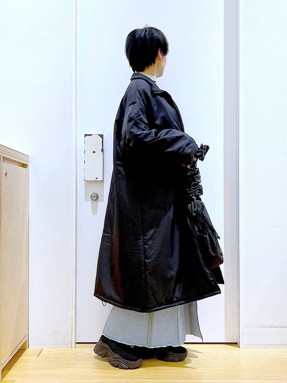 「リラックス、若見え、ゆったり、休日コーデ、骨格ウェーブ、LAKOLE、コート、冬コーデ、冬アウター、カジュアル、スカート、ニット、ボーダー、ショルダーバッグ、ブーツ」｜「LAKOLEの12ゲージリブモックネックプルオーバー / 116703（ニット/セーター、その他）」を使った、あおき@LAKOLE海老名さん（レディース・156cm）の冬コーディネートの4枚目の写真