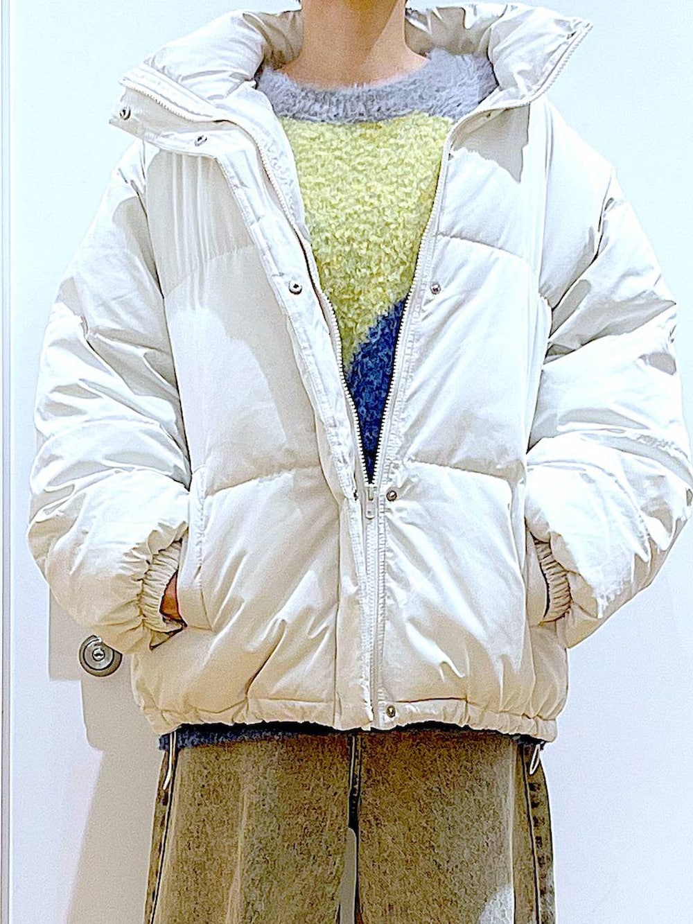 ベージュ系のブルゾン、ブラック系のショルダーバッグ、ベージュ系のデニムパンツを着用したレディースの冬コーディネートの7枚目の写真