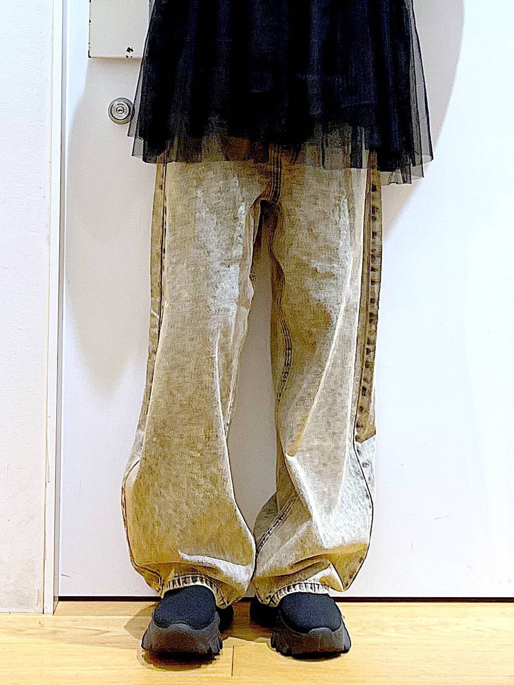 ブラック系のブーツ、イエロー系のショルダーバッグ、ベージュ系のデニムパンツを着用したレディースの秋コーディネートの8枚目の写真