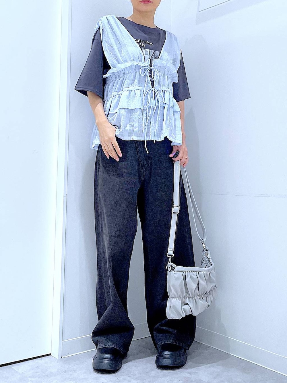 ブラック系のデニムパンツ、グレー系のTシャツ/カットソー、ブルー系のベストを着用したレディースの夏コーディネートの6枚目の写真