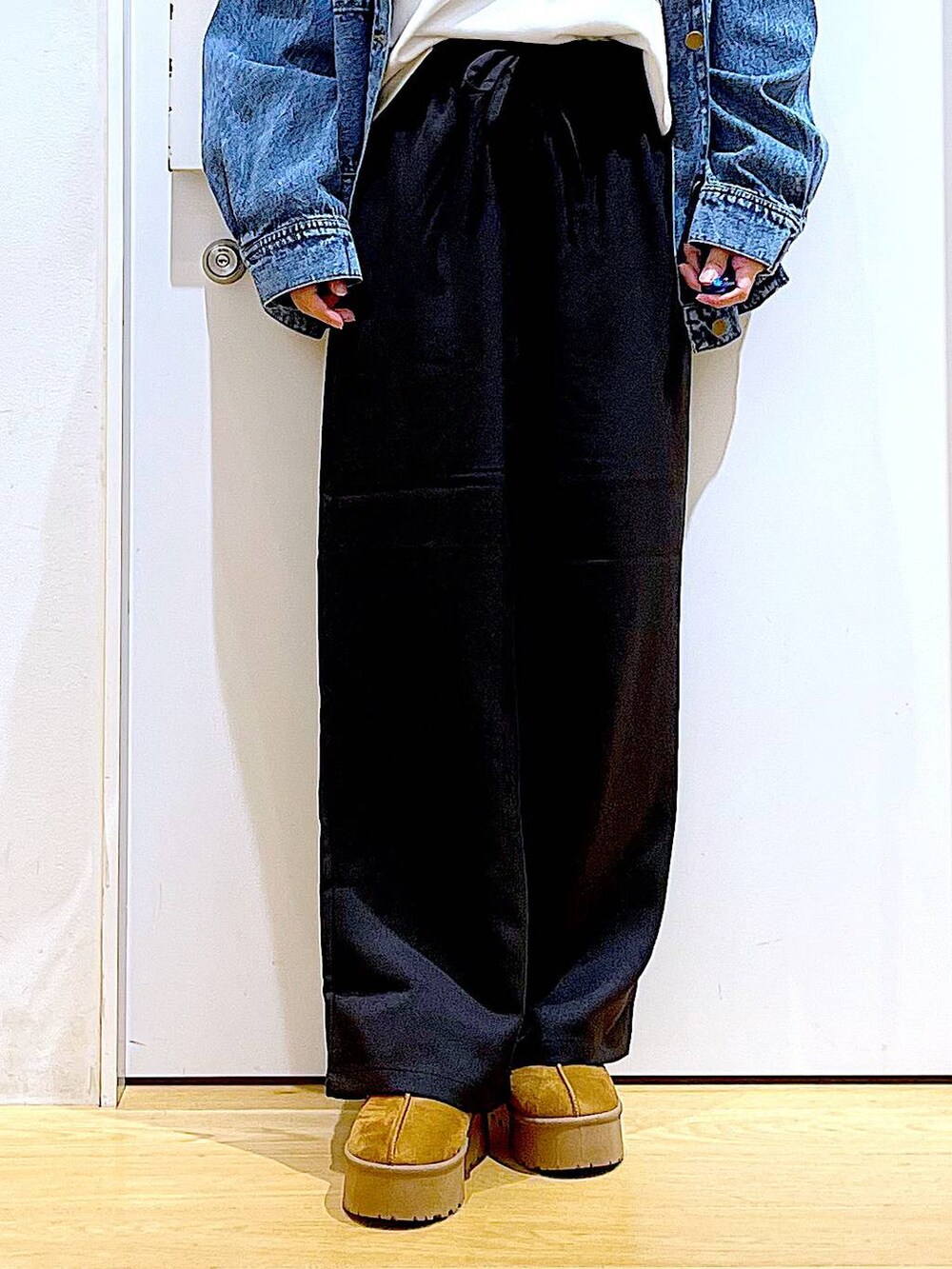 ベージュ系のスリッポン、ブルー系のデニムジャケット、ホワイト系のTシャツ/カットソーを着用したレディースの秋コーディネートの8枚目の写真