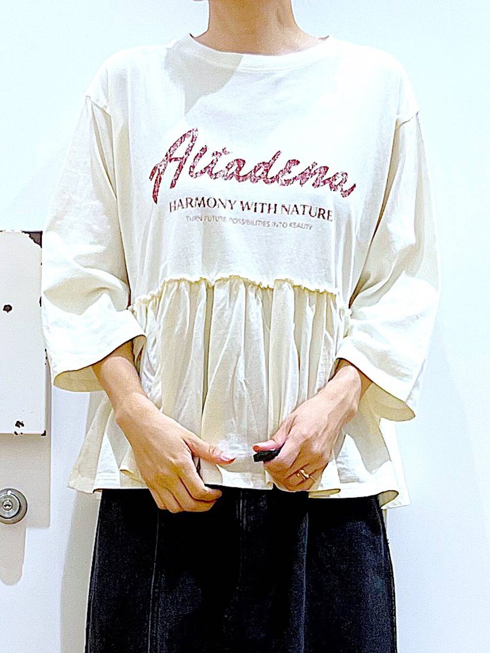 グレー系のショルダーバッグ、ブラック系のローファー、ベージュ系のTシャツ/カットソーを着用したレディースの秋コーディネートの7枚目の写真