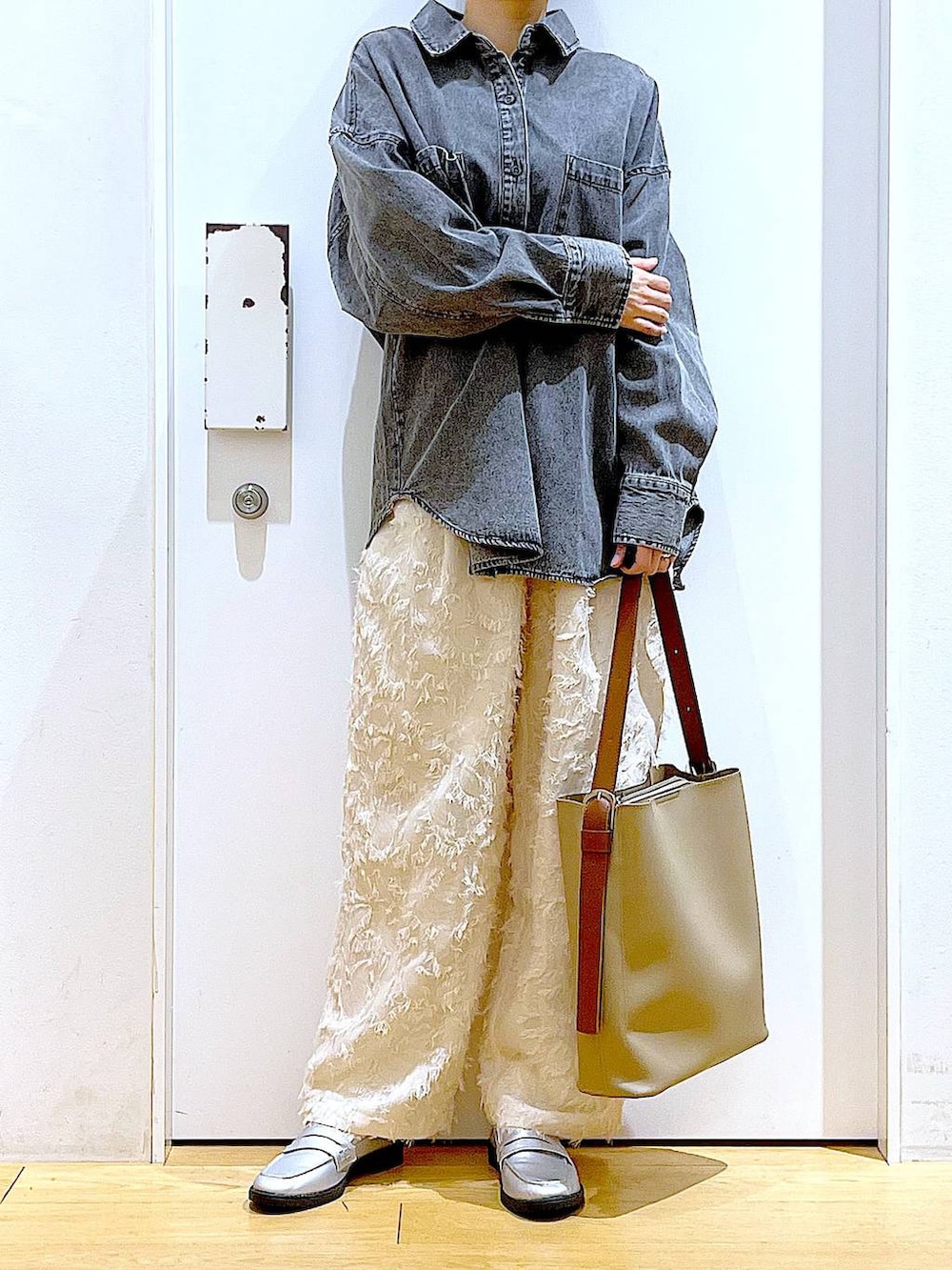 シルバー系のローファー、グレー系のシャツ/ブラウス、ベージュ系のショルダーバッグを着用したレディースの春コーディネートの6枚目の写真