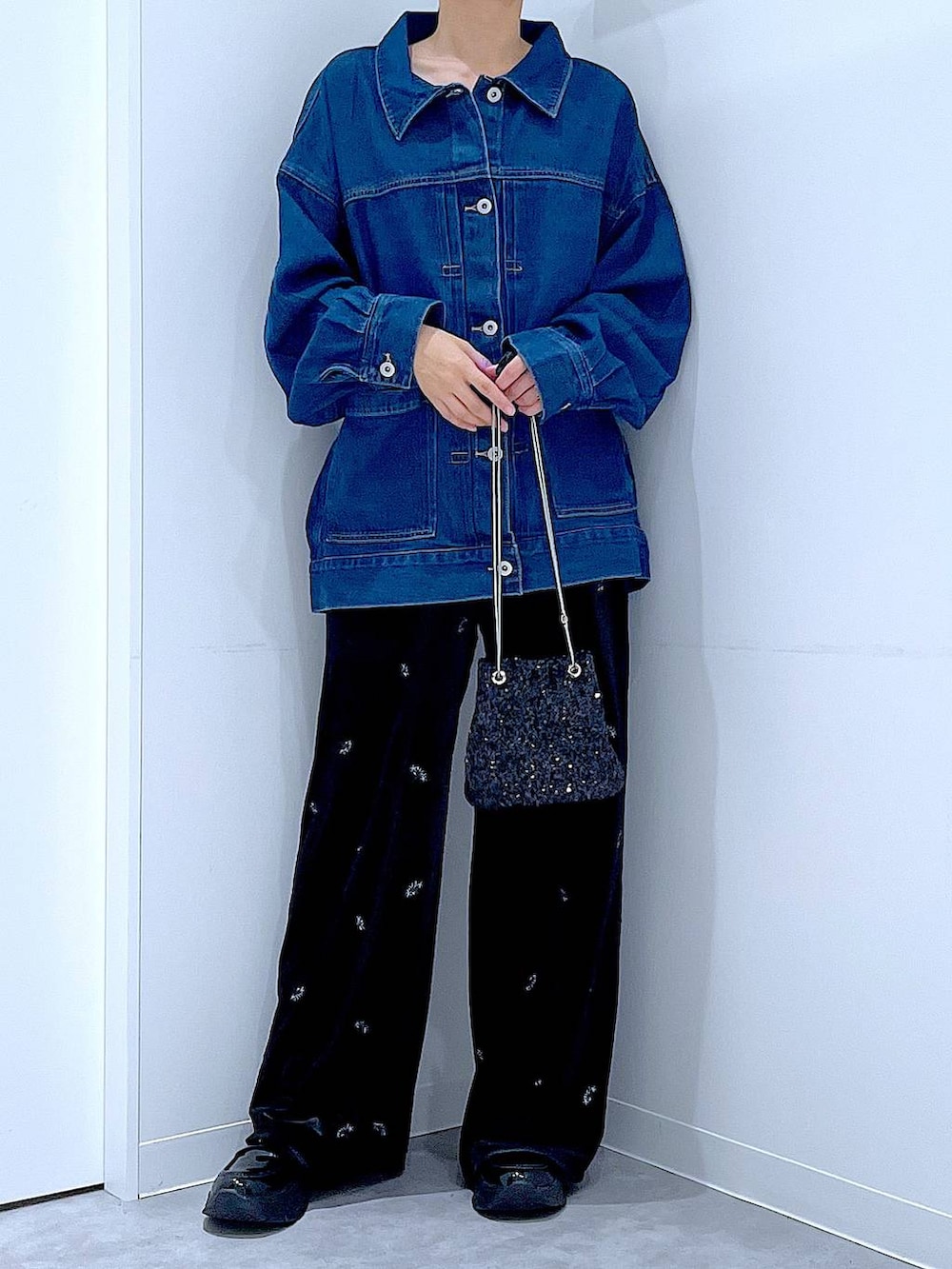 ブラック系のショルダーバッグ、ブラック系のローファー、ブルー系のデニムジャケットを着用したレディースの秋コーディネートの6枚目の写真