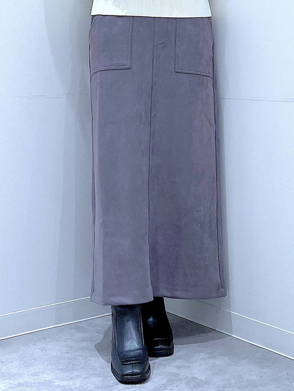 ブラック系のブーツ、グレー系のスカート、ベージュ系のニット/セーターを着用したレディースの冬コーディネートの8枚目の写真