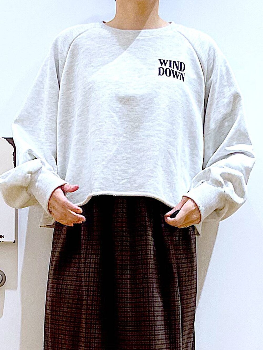 ブラック系のブーツ、ブラック系のショルダーバッグ、ブラウン系のワンピースを着用したレディースの冬コーディネートの7枚目の写真