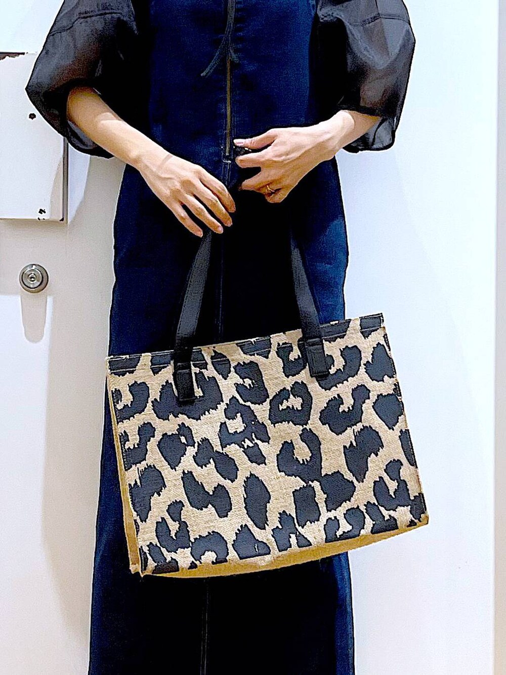 ブルー系のジャンパースカート、その他のトートバッグ、ブラック系のサンダルを着用したレディースの夏コーディネートの9枚目の写真