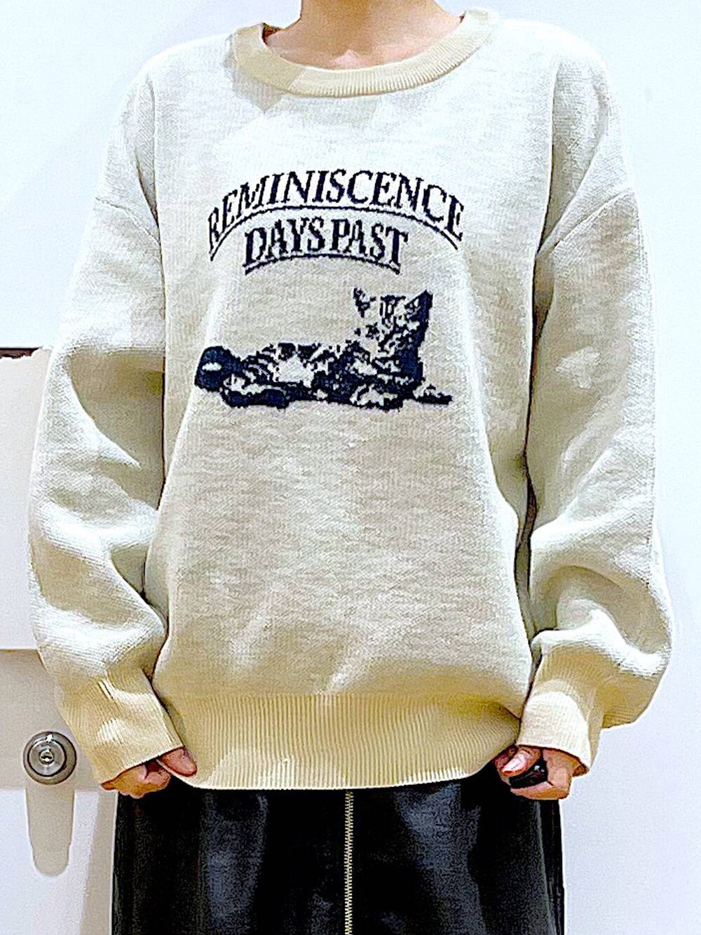 ブラック系のスカート、ブラック系のブーツ、ピンク系のショルダーバッグを着用したレディースの冬コーディネートの7枚目の写真