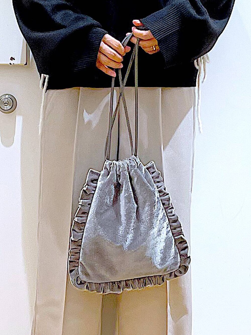 ブラック系のブーツ、グレー系のショルダーバッグ、ブラック系のニット/セーターを着用したレディースの冬コーディネートの9枚目の写真