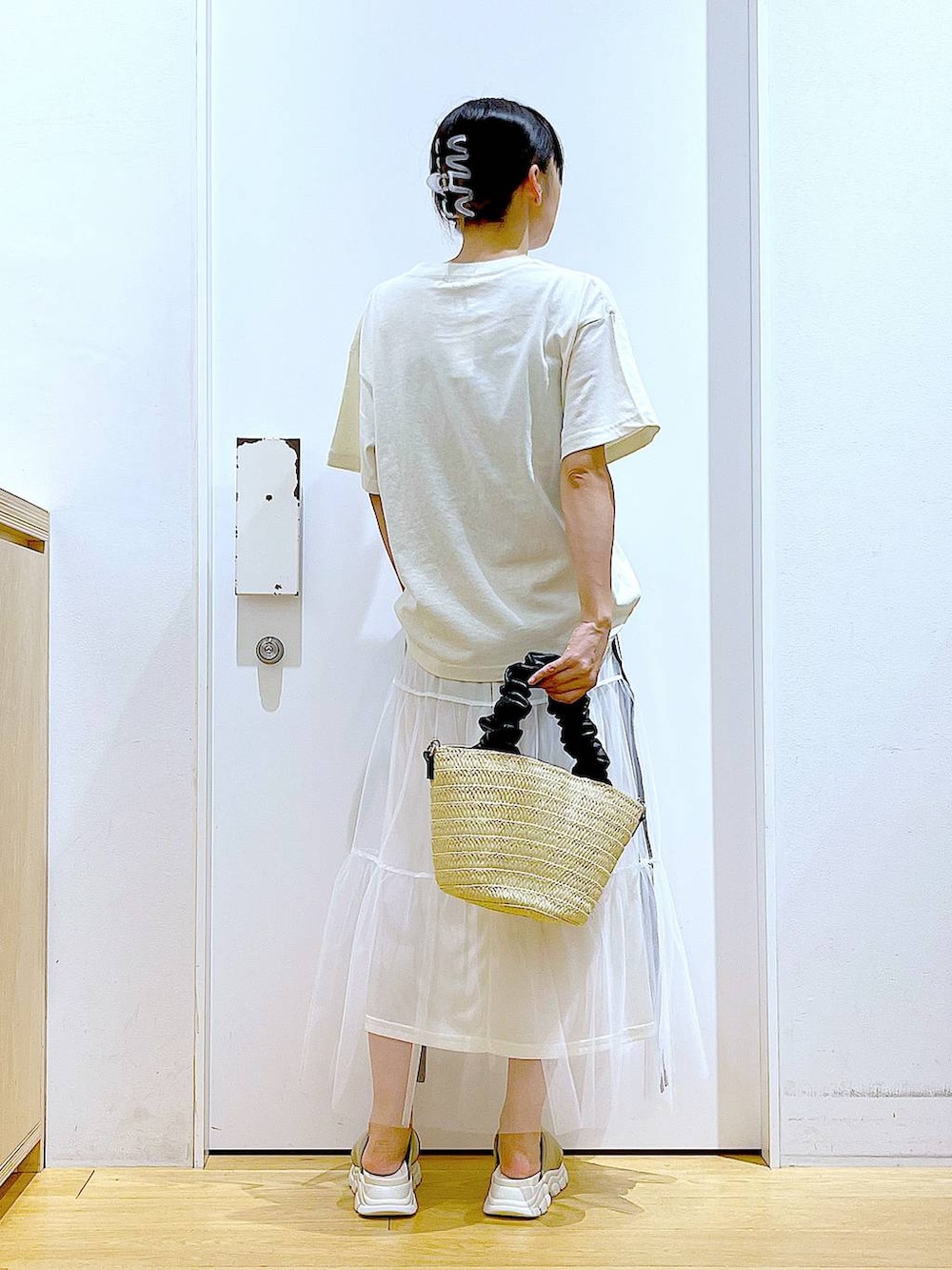 ベージュ系のサンダル、ベージュ系のTシャツ/カットソー、ホワイト系のショルダーバッグを着用したレディースの夏コーディネートの5枚目の写真