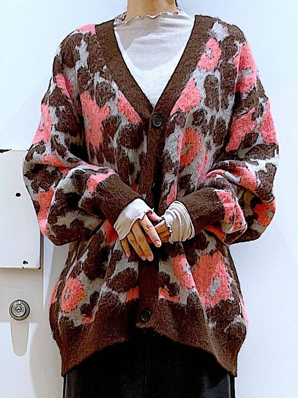 グレー系のTシャツ/カットソー、ブラック系のブーツ、ブラック系のスカートを着用したレディースの冬コーディネートの7枚目の写真