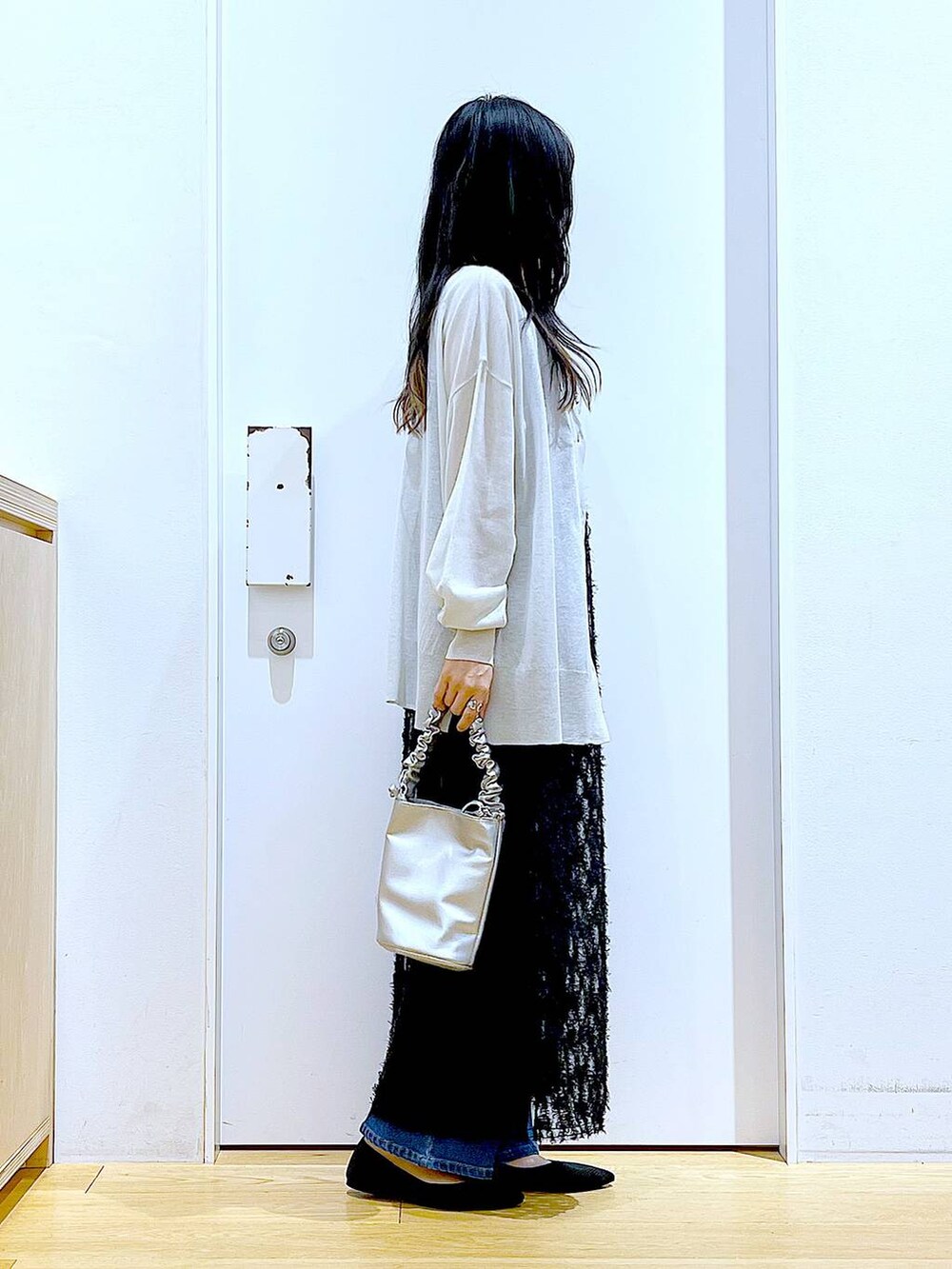 その他のショルダーバッグ、ブルー系のデニムパンツ、ブルー系のニット/セーターを着用したレディースの夏コーディネートの4枚目の写真