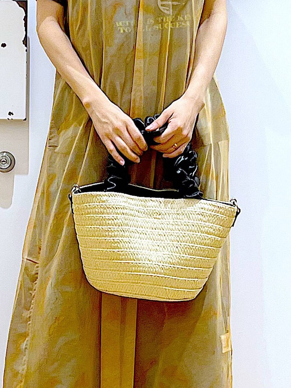 グレー系のその他パンツ、ホワイト系のショルダーバッグ、オレンジ系のワンピースを着用したレディースの夏コーディネートの9枚目の写真