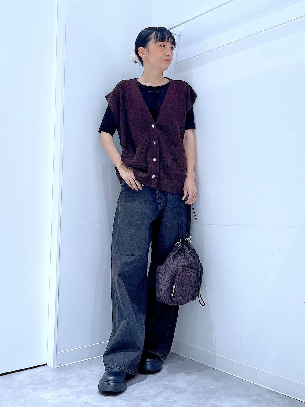 ブラック系のデニムパンツ、その他のハンドバッグ、ブラック系のTシャツ/カットソーを着用したレディースの秋コーディネートの2枚目の写真