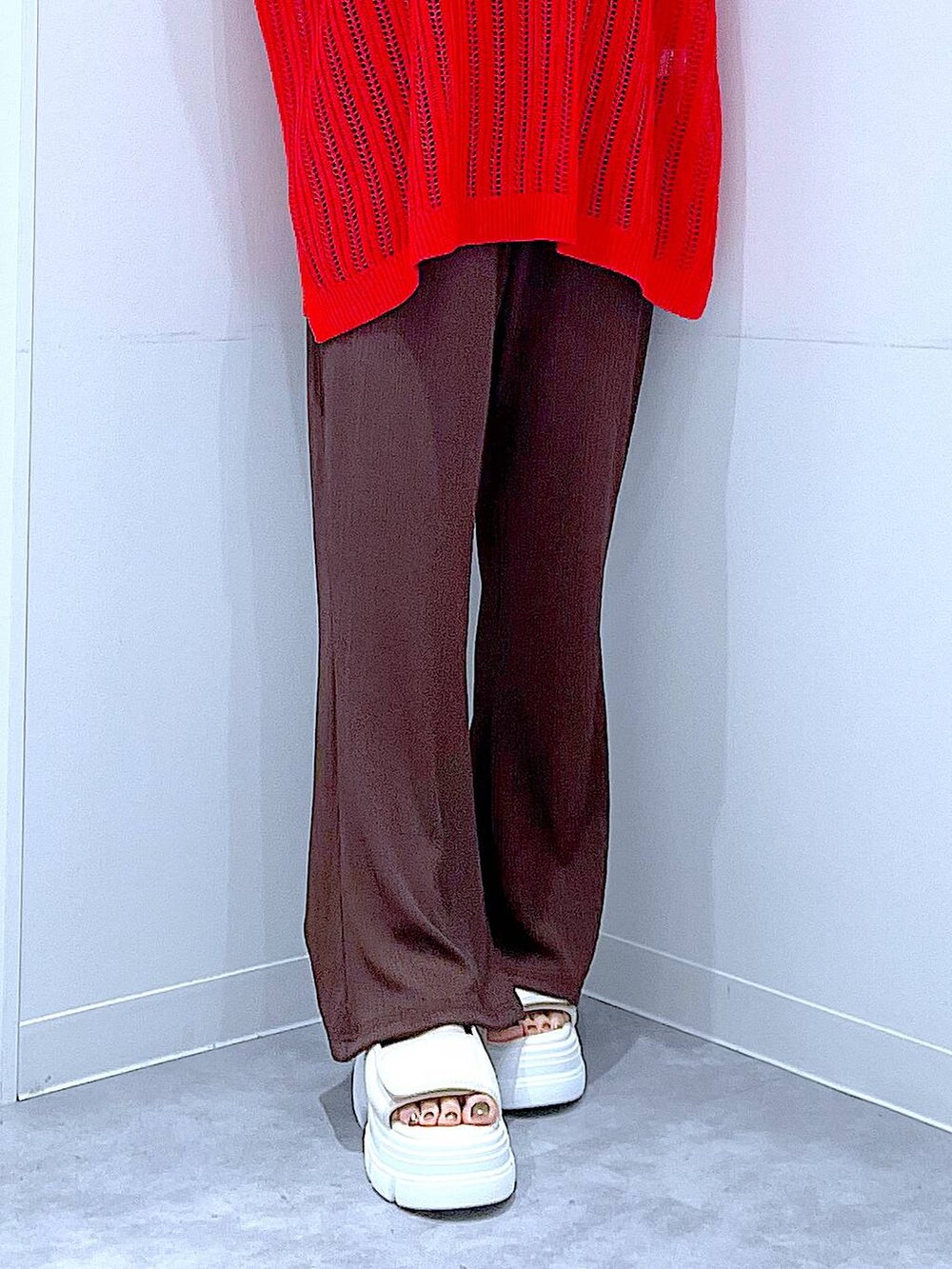 ブラウン系のその他パンツ、ホワイト系のサンダル、ホワイト系のハンドバッグを着用したレディースの夏コーディネートの8枚目の写真