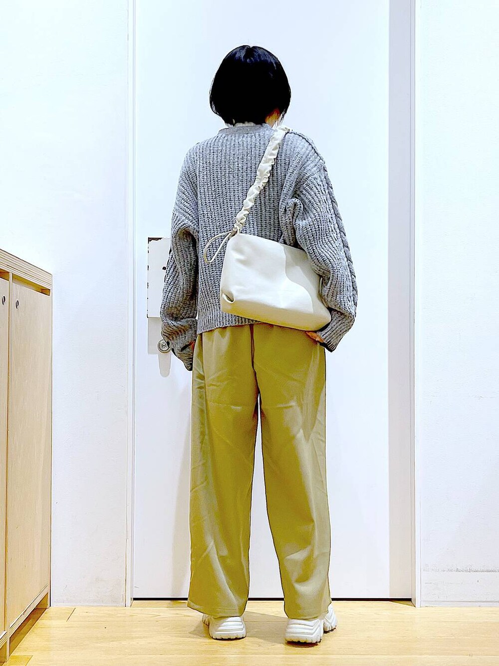 ベージュ系のニット/セーター、ベージュ系のブーツ、イエロー系のその他パンツを着用したレディースの冬コーディネートの5枚目の写真