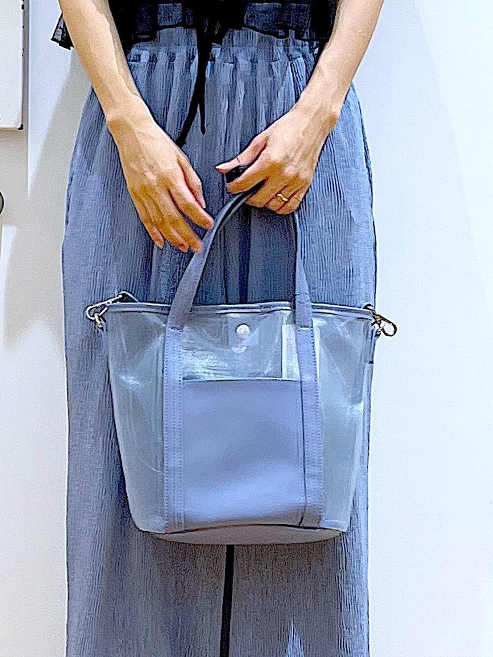 ブラック系のサンダル、ブラック系のキャミソール、ブルー系のその他パンツを着用したレディースの夏コーディネートの9枚目の写真