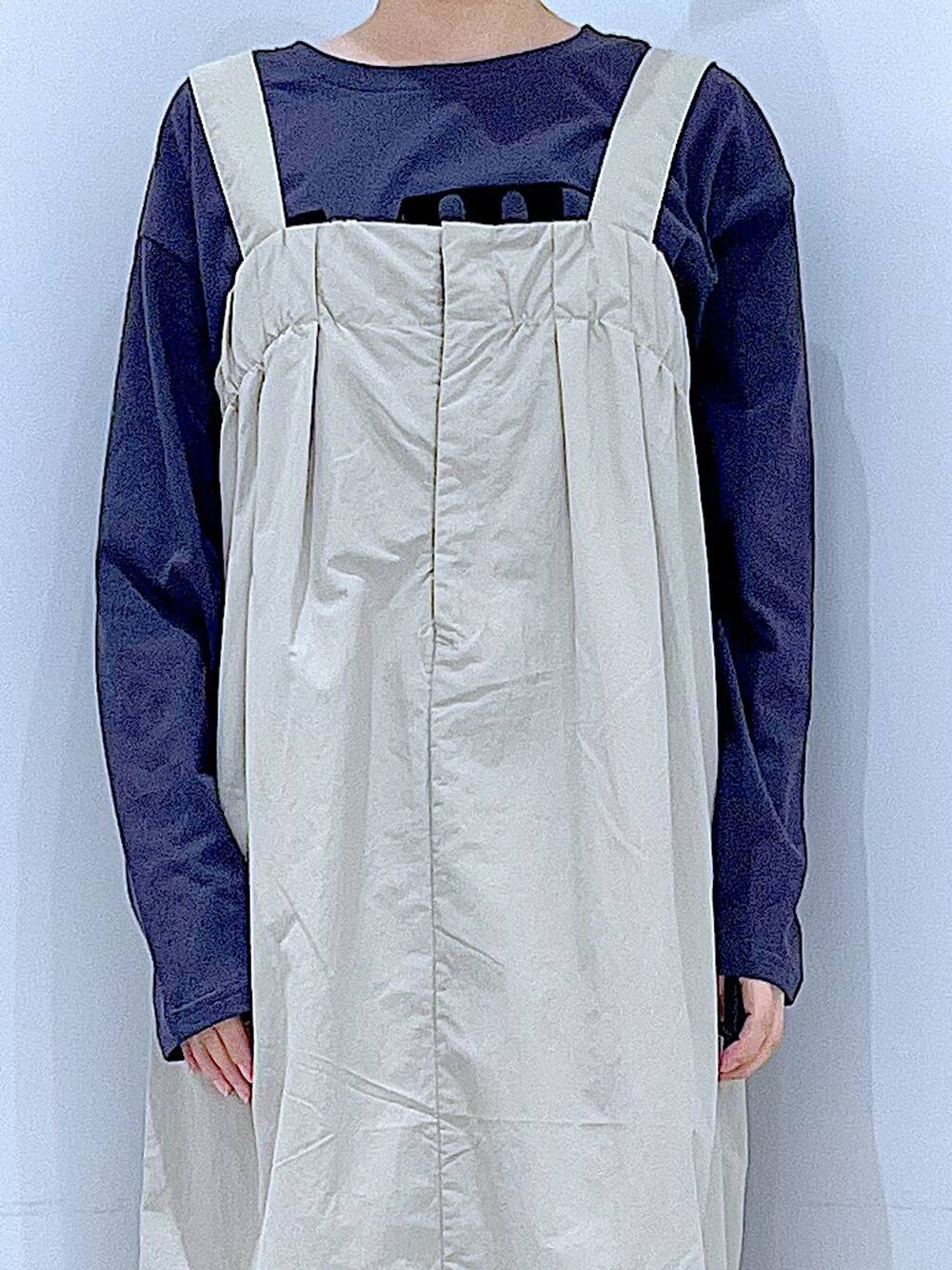 ブラック系のショルダーバッグ、ブラック系のローファー、グレー系のワンピースを着用したレディースの秋コーディネートの7枚目の写真