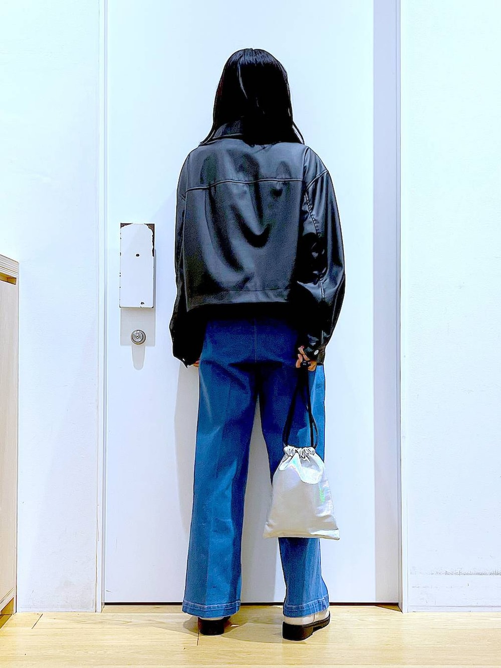 ブラック系のブルゾン、ブルー系のデニムパンツ、その他のニット/セーターを着用したレディースの冬コーディネートの5枚目の写真