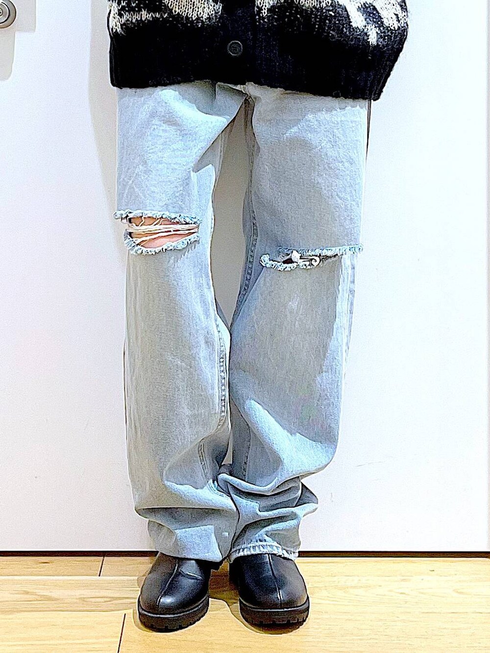 ブルー系のTシャツ/カットソー、ブラック系のブーツ、ブルー系のデニムパンツを着用したレディースの冬コーディネートの8枚目の写真