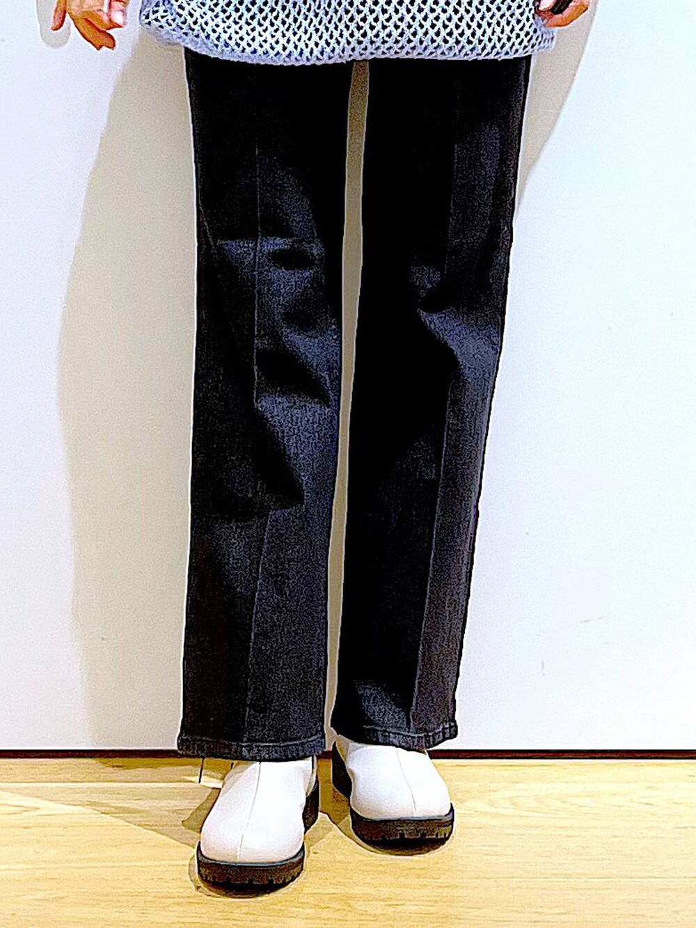 グレー系のデニムパンツ、ホワイト系のTシャツ/カットソー、ブルー系のニット/セーターを着用したレディースの冬コーディネートの8枚目の写真