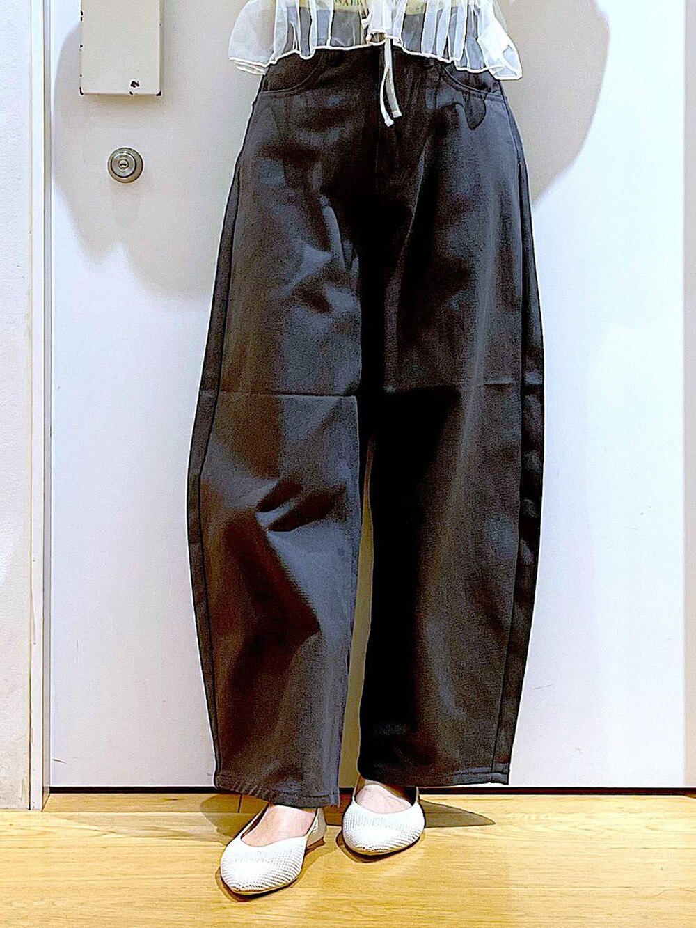 ホワイト系のショルダーバッグ、グレー系のその他パンツ、ホワイト系のパンプスを着用したレディースの春コーディネートの8枚目の写真