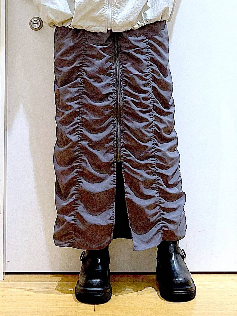 ブラック系のブーツ、グレー系のバックパック/リュック、グレー系のブルゾンを着用したレディースの秋コーディネートの8枚目の写真