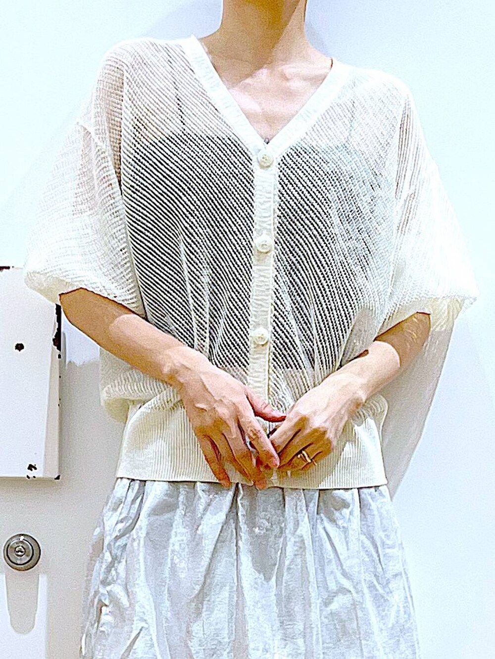 シルバー系のサンダル、ホワイト系のショルダーバッグ、シルバー系のスカートを着用したレディースの夏コーディネートの7枚目の写真