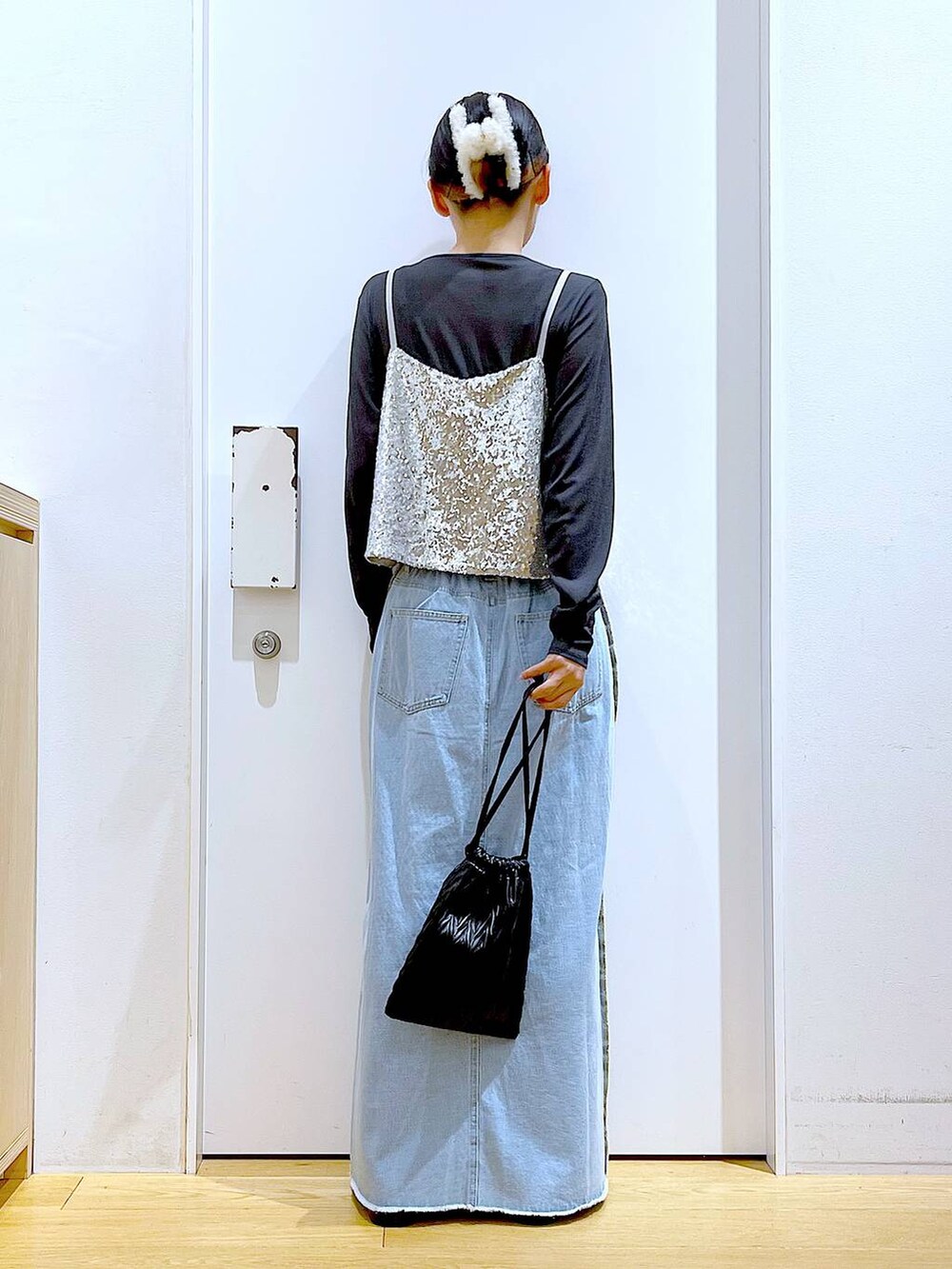 ブラック系のショルダーバッグ、ブラック系のローファー、グレー系のTシャツ/カットソーを着用したレディースの秋コーディネートの5枚目の写真