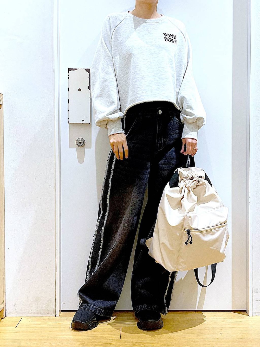 「リラックス、若見え、ゆったり、休日コーデ、骨格ウェーブ、LAKOLE、デニムパンツ、スウェット、カジュアルコーデ、シンプルコーデ、春コーデ、ワンマイル、キャップ、ブーツ、リュック・バッグ」｜「LAKOLEのニットスニーカーソールブーツ / 140064（ブーツ、ブラック系）」を使った、あおき@LAKOLE海老名さん（レディース・156cm）の冬コーディネートの6枚目の写真