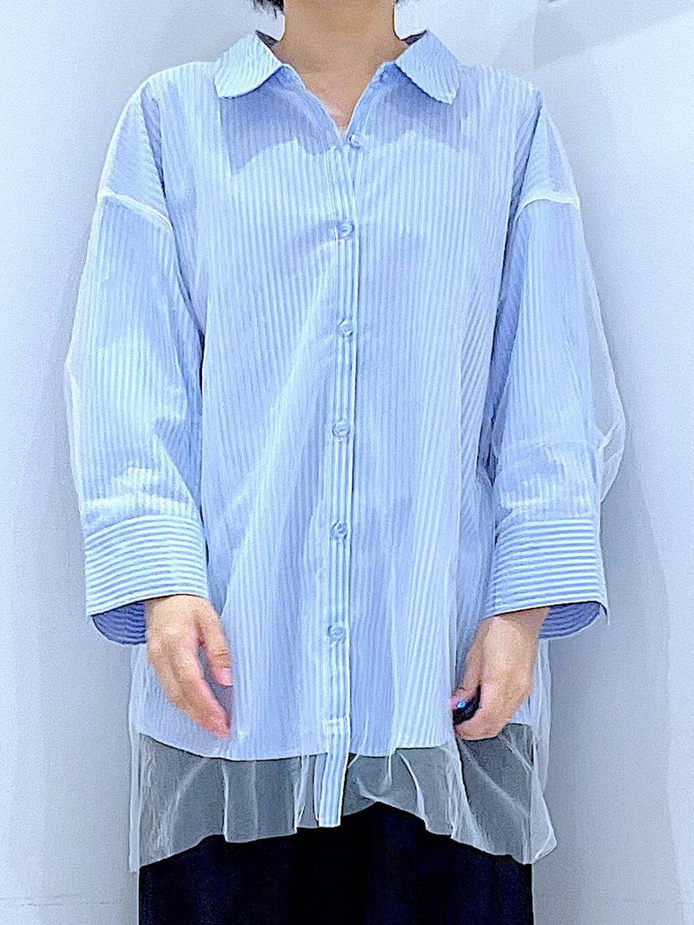 ブラック系のショルダーバッグ、ブラック系のその他パンツ、ブルー系のシャツ/ブラウスを着用したレディースの秋コーディネートの7枚目の写真