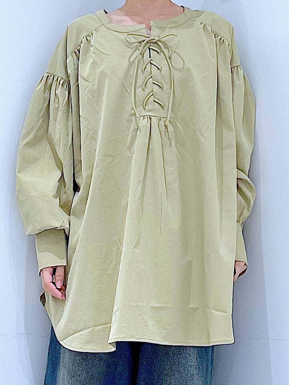 ブラック系のローファー、その他のショルダーバッグ、ブルー系のデニムパンツを着用したレディースの秋コーディネートの6枚目の写真