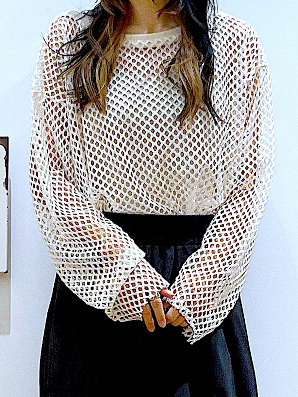 ホワイト系のTシャツ/カットソー、ホワイト系のショルダーバッグ、イエロー系のニット/セーターを着用したレディースの春コーディネートの7枚目の写真