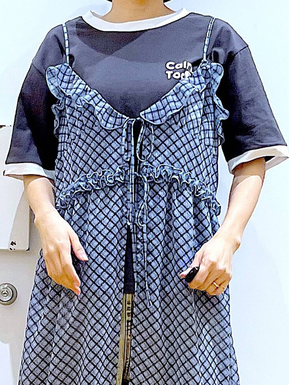 ベージュ系のデニムパンツ、シルバー系のパンプス、ブルー系のワンピースを着用したレディースの夏コーディネートの7枚目の写真