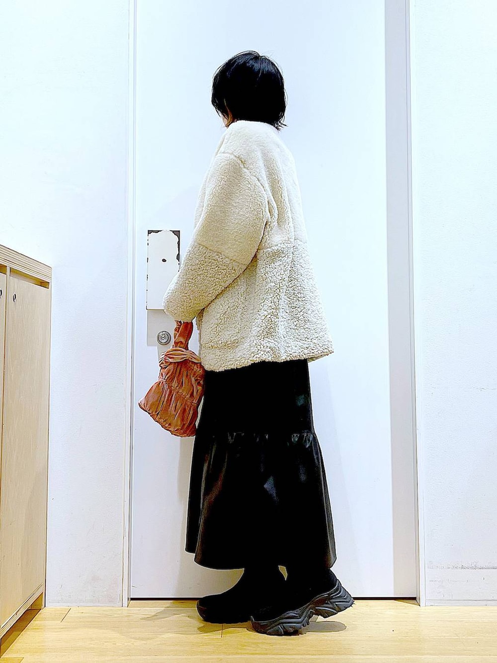 その他のニット/セーター、ピンク系のショルダーバッグ、ブラック系のブーツを着用したレディースの冬コーディネートの3枚目の写真