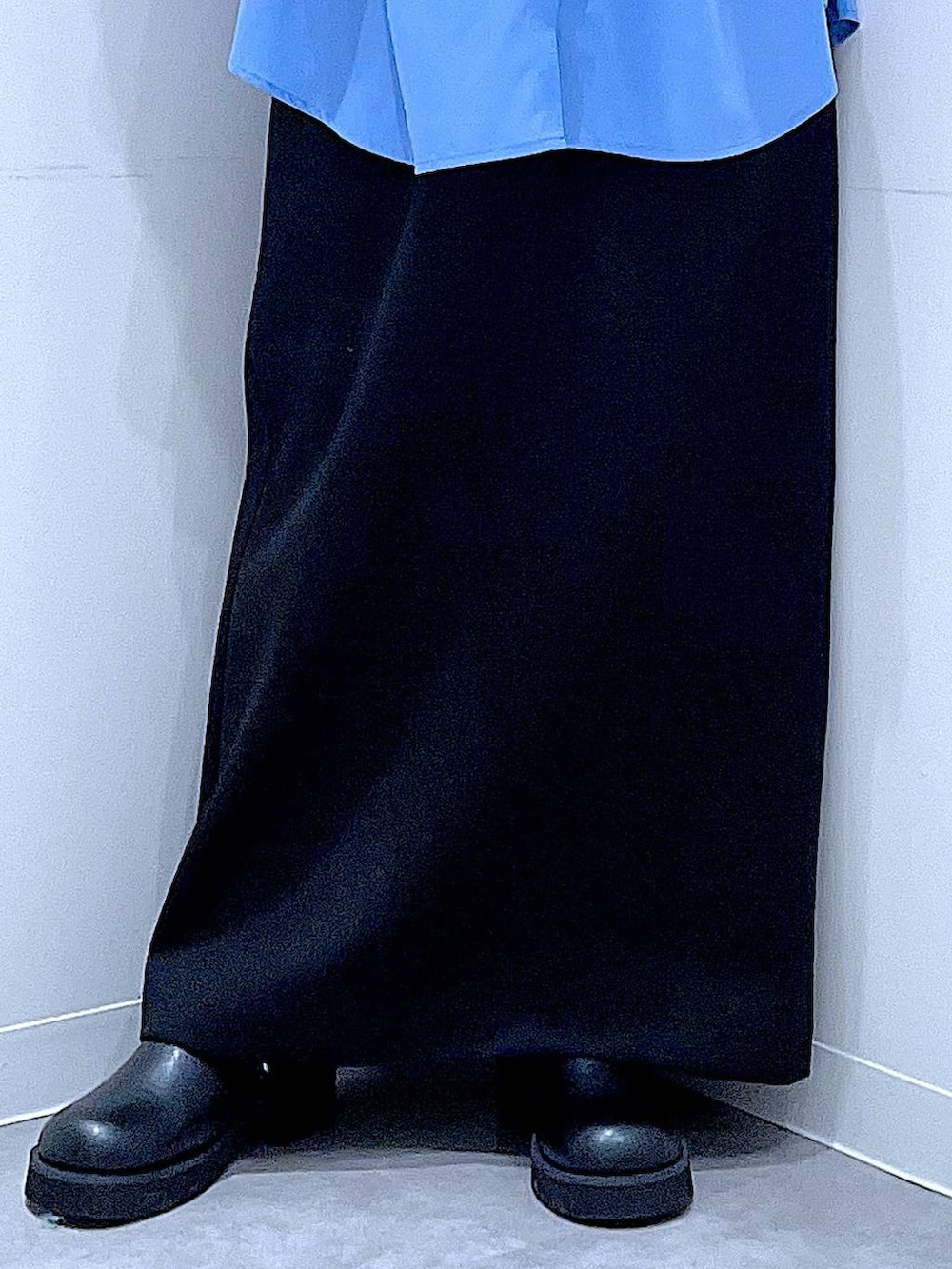 ブラック系のハンドバッグ、ブラック系のスカート、ブラック系のサンダルを着用したレディースの冬コーディネートの8枚目の写真