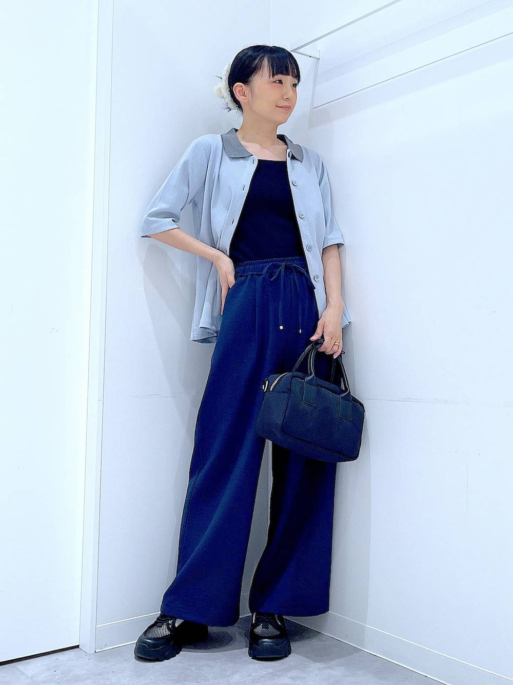 ブルー系のその他パンツ、ブラック系のスニーカー、ブラック系のボストンバッグを着用したレディースの夏コーディネートの2枚目の写真