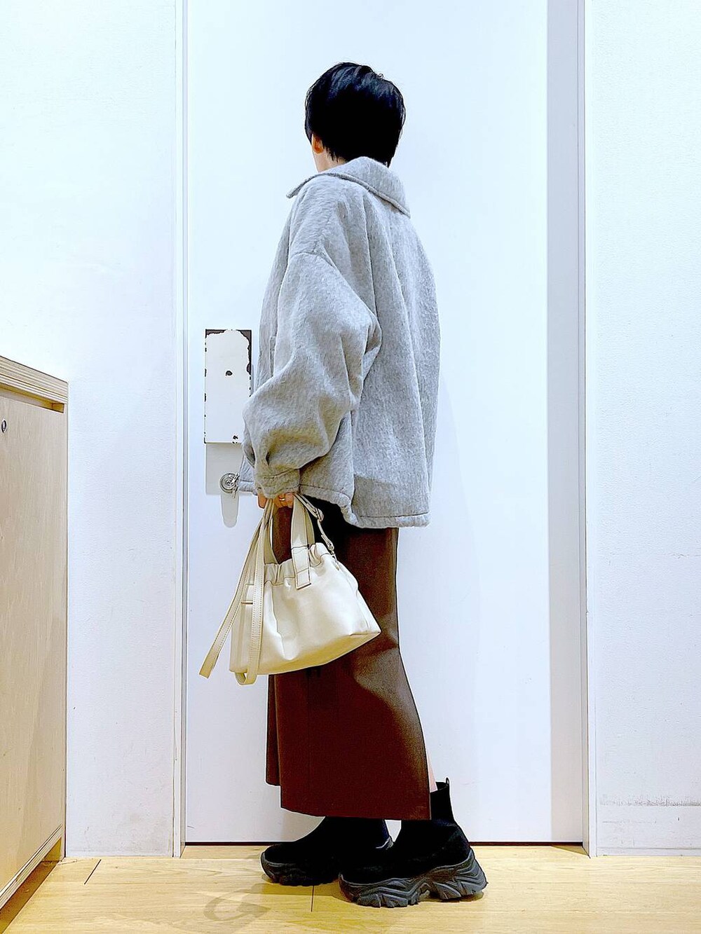 「リラックス、若見え、ゆったり、休日コーデ、骨格ウェーブ、LAKOLE、ブルゾン、カジュアルコーデ、冬コーデ、セールコーデ、冬アウター、ブーツ、ショルダーバッグ、楽ちんコーデ」｜「LAKOLEのシャギージップブルゾン / 128644（ブルゾン、グレー系）」を使った、あおき@LAKOLE海老名さん（レディース・156cm）の冬コーディネートの3枚目の写真