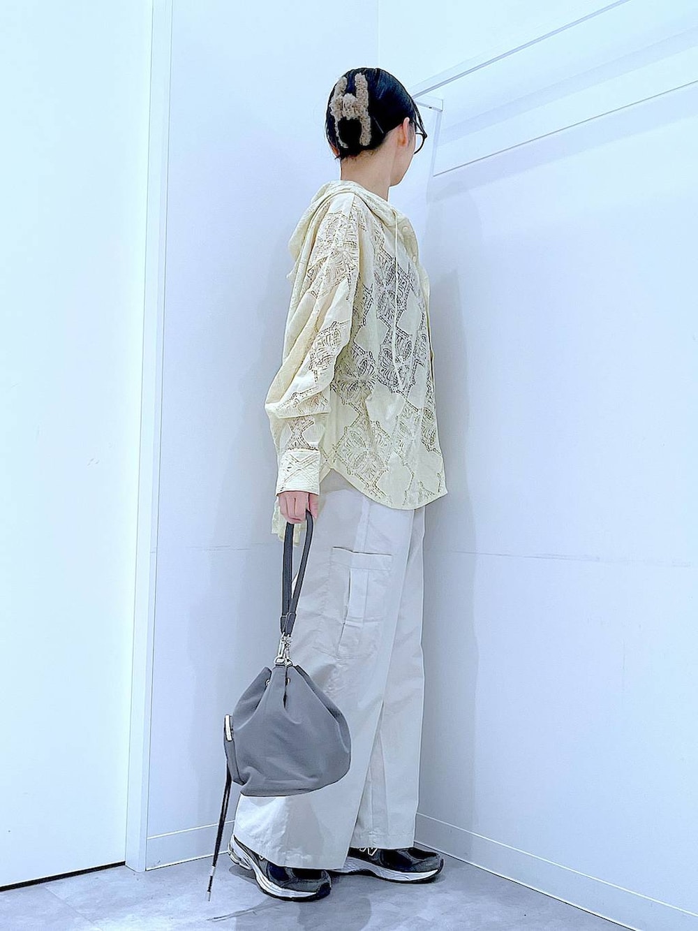 グレー系のショルダーバッグ、ベージュ系のシャツ/ブラウス、ベージュ系のカーゴパンツを着用したレディースの春コーディネートの4枚目の写真