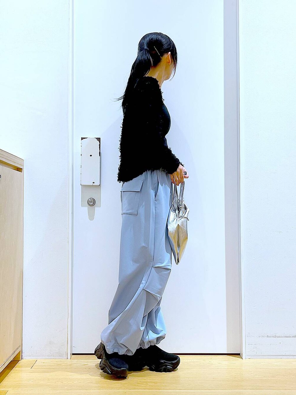 ブルー系のその他パンツ、ブラック系のシャツ/ブラウス、ブラック系のスニーカーを着用したレディースの春コーディネートの4枚目の写真