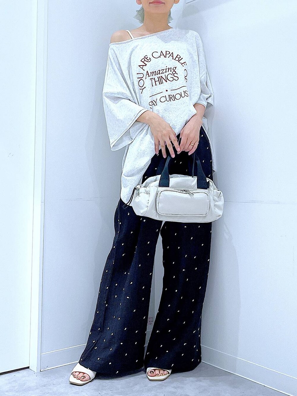 ホワイト系のサンダル、ホワイト系のショルダーバッグ、グレー系のTシャツ/カットソーを着用したレディースの夏コーディネートの6枚目の写真