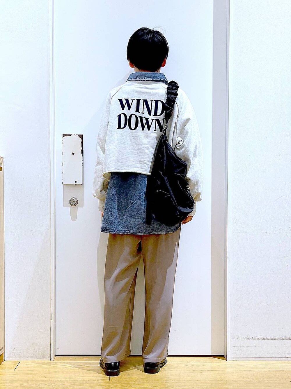 ブラック系のローファー、ブルー系のシャツ/ブラウス、ブラウン系のその他パンツを着用したレディースの春コーディネートの5枚目の写真